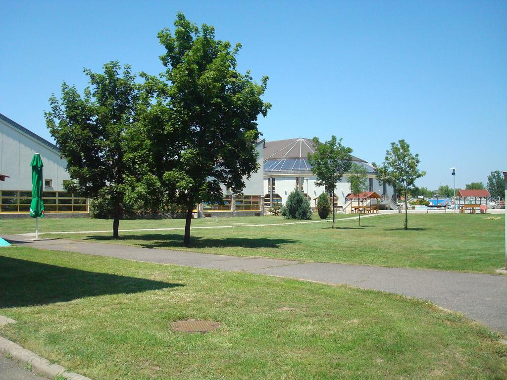 Hotel Termal Tiszaújváros 外观 照片